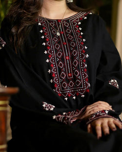 BLACK LUXE  EMB 2Pc
